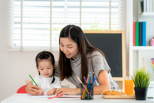 HOMESCHOOLING VS. TRADITIONAL SCHOOLING A MOMS GUIDE TO CHOOSING THE BEST LEARNING SETUP